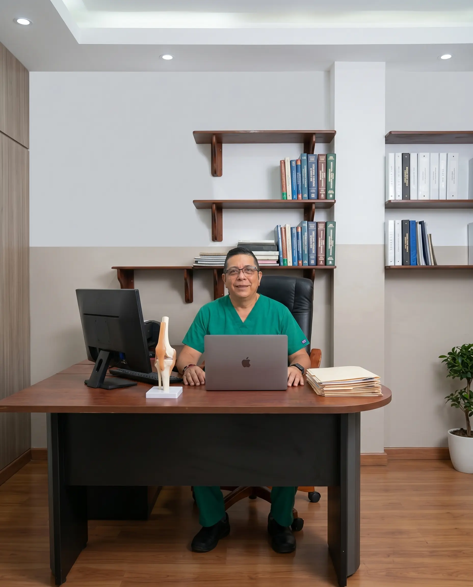 Profesional de CEREFID en consultorio, con equipamiento y bibliografía médica al fondo.