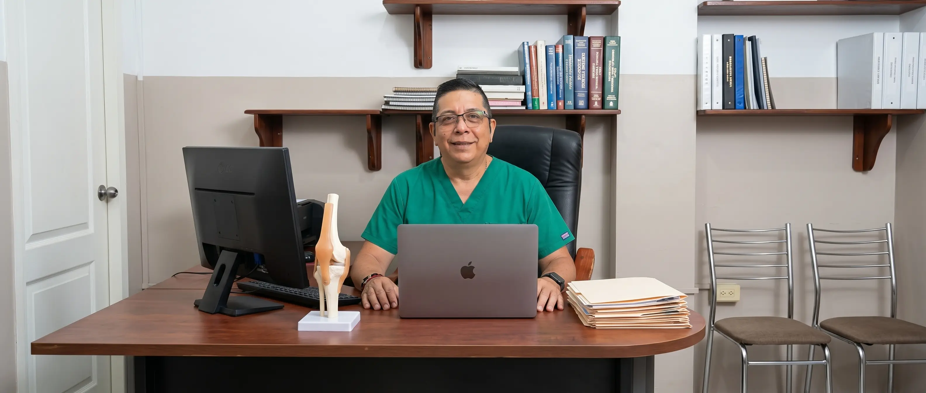 Profesional de CEREFID en consultorio, con equipamiento y bibliografía médica al fondo.