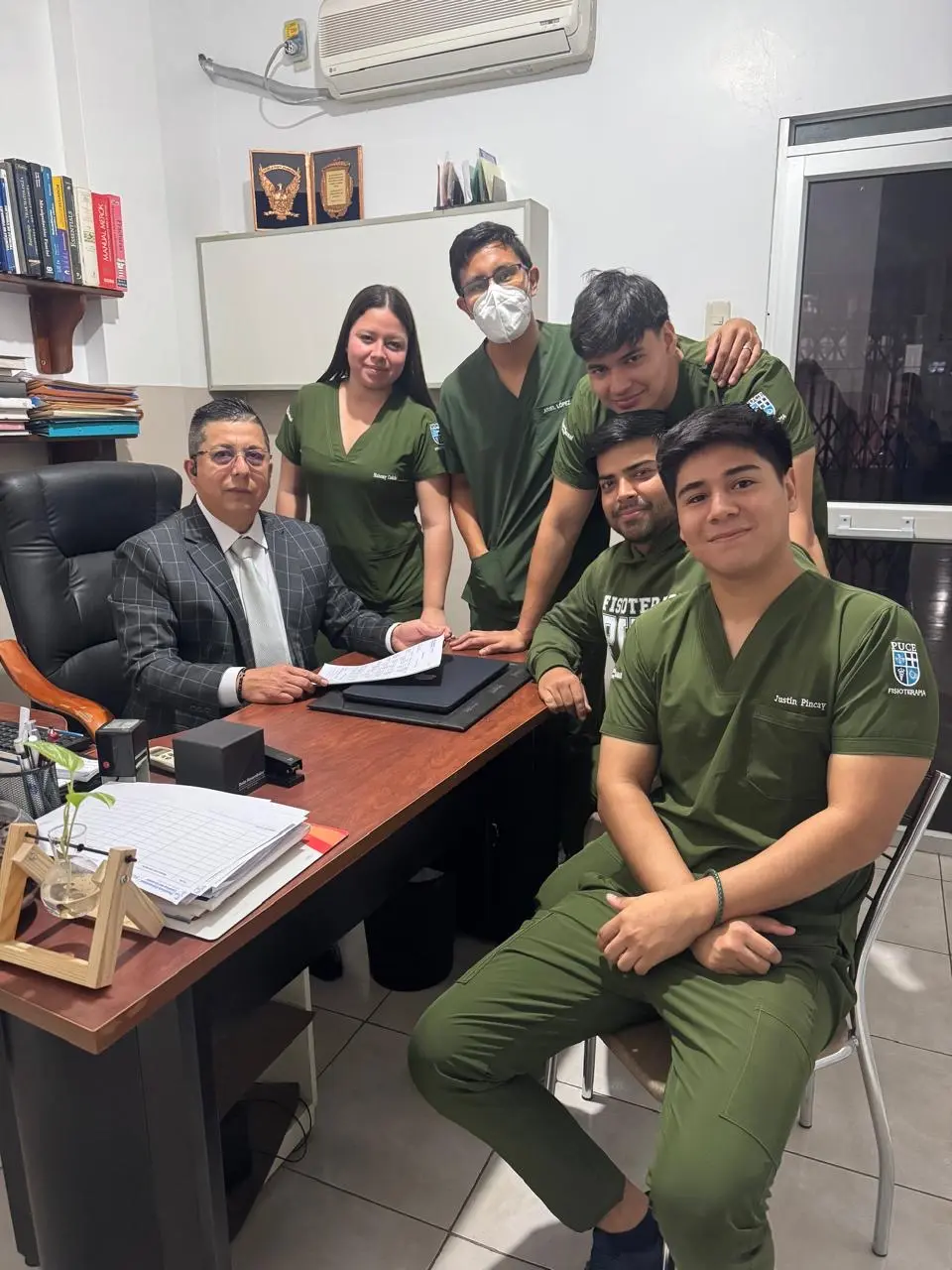 Profesional de CEREFID en consultorio, con equipamiento y bibliografía médica al fondo.