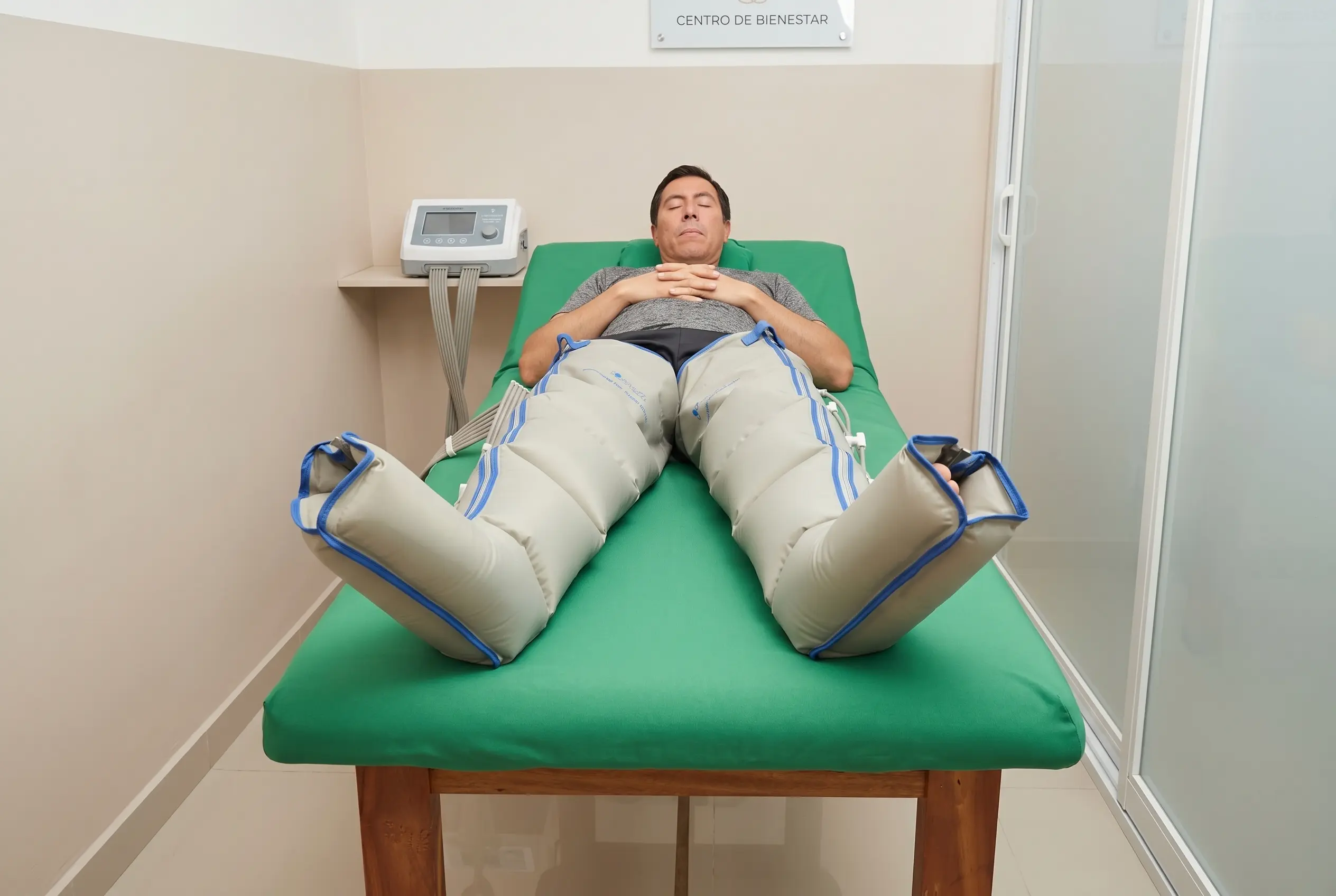 Presoterapia con botas de compresión en piernas para drenaje linfático y descanso de miembros inferiores.